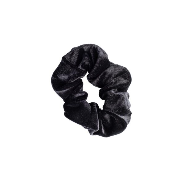 Musta samettikankainen scrunchie eli hiusdonitsi.