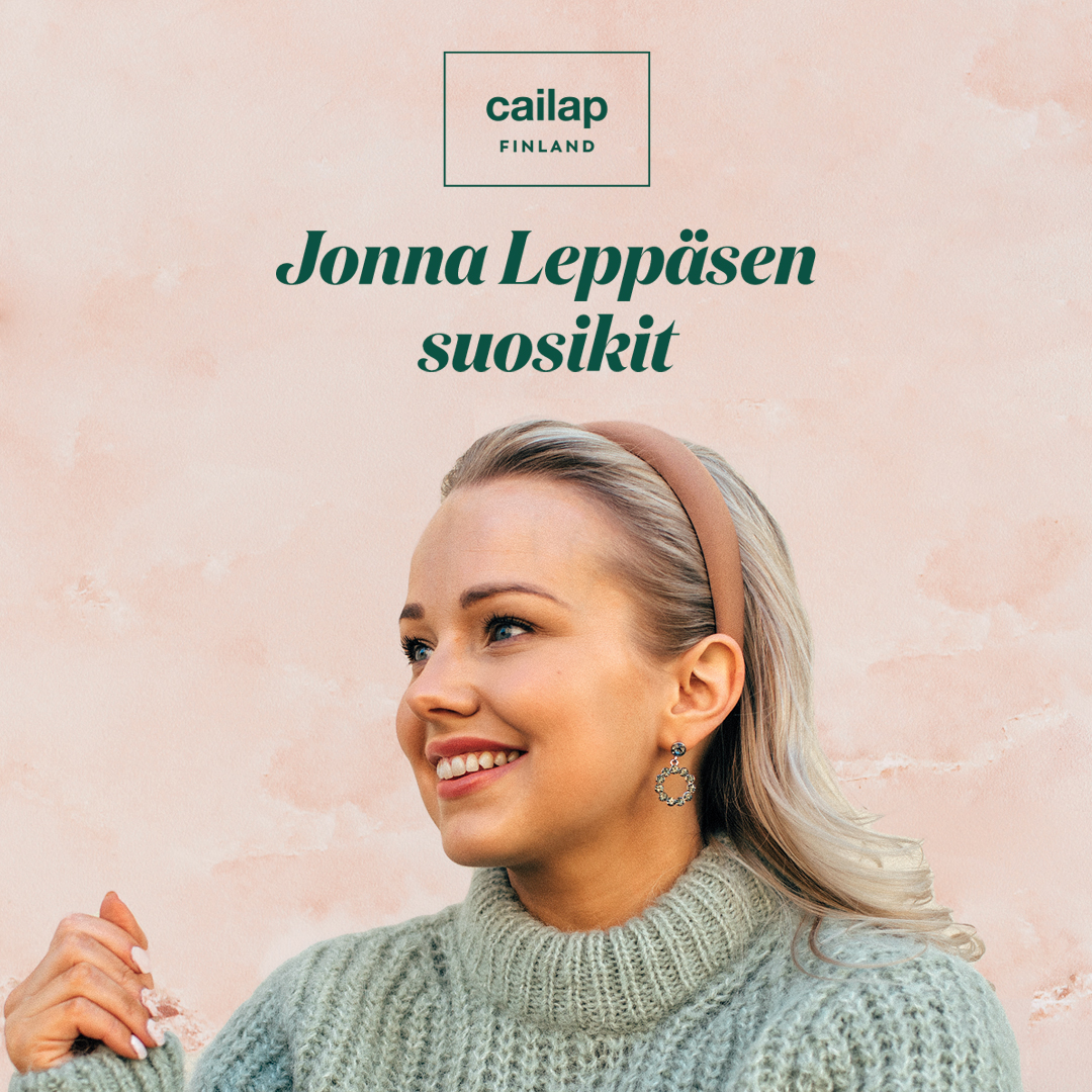 Jonna Leppänen Cailap hiuspannan ja korvakorujen kanssa.