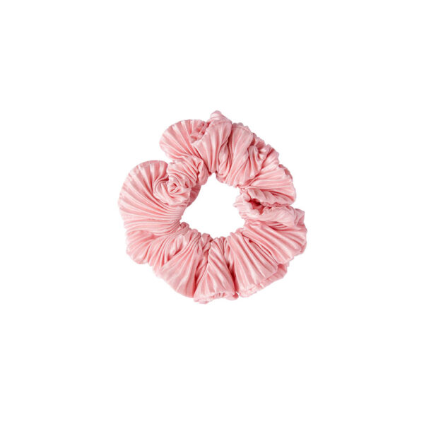 Vaaleanpunainen kreppikankainen scrunchie eli hiusdonitsi.