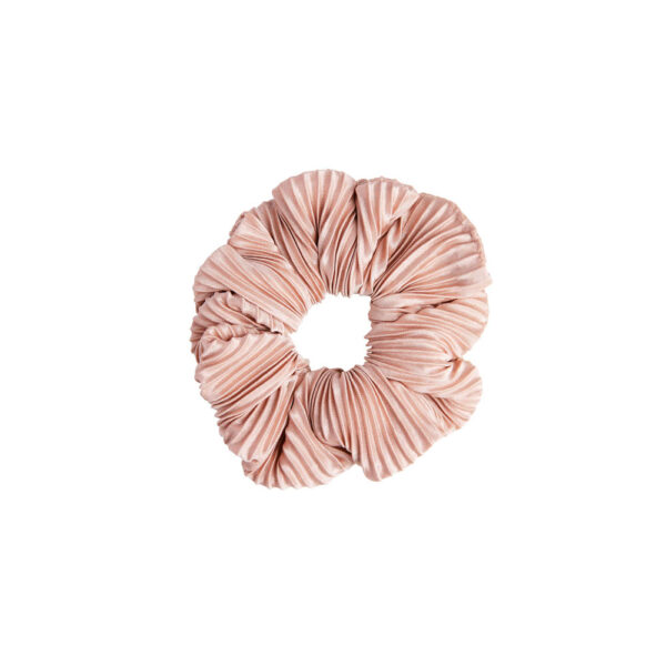 Vaaleanpunainen kreppikankainen hiusdonitsi eli scrunchie.