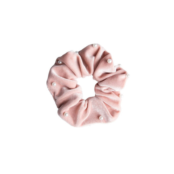 Vaaleanpunainen samettinen hiusdonitsi / scrunchie valkoisilla helmikoristeilla.