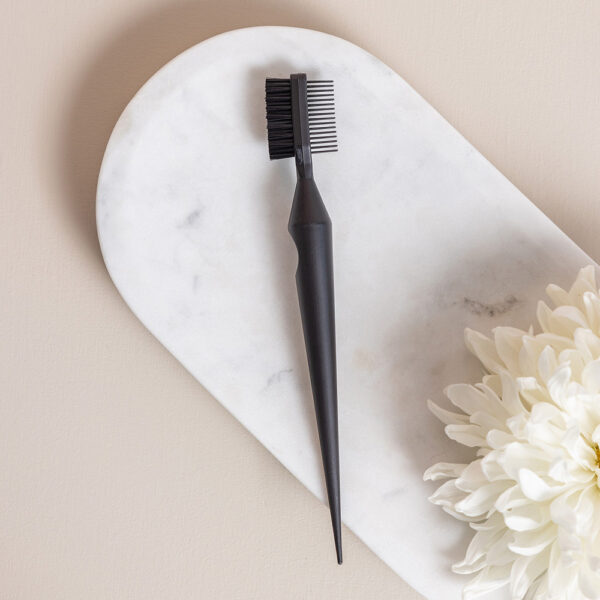 Baby hair brush & comb vaalealla marmorialustalla.